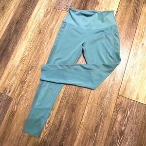 🛍️ Legend legging with pocket. New condition never worn.